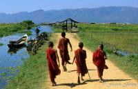  Songes-aquatiques 11 Inle Young monks running_reccorr2.thumb.jpg
